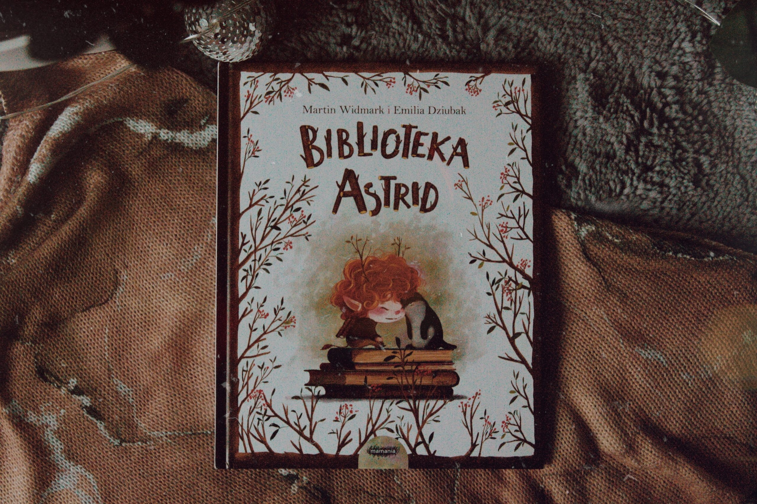 na zdjęciu znajduje się książka Biblioteka Astrid Martina Widmarka z ilustracjami Emilii Dziubak