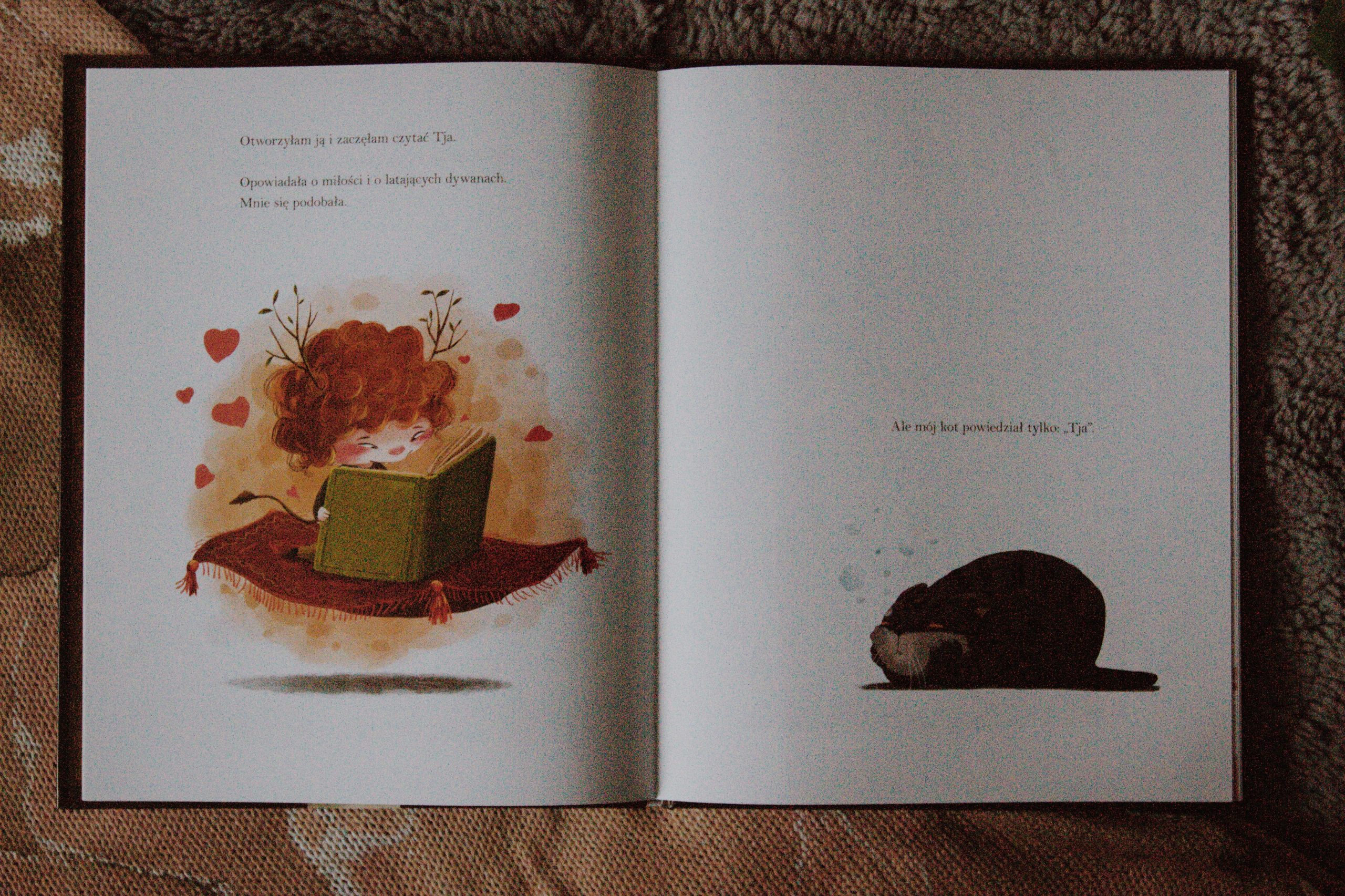 środek książki Biblioteka Astrid autorstwa Martina Widmarka z ilustracjami Emilii Dziubak, po lewej stronie znajduje się na latającym dywanie rudowłosa dziewczynka czytająca książkę, po lewej znajduje się czarny kot