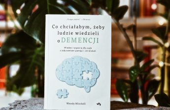 na zdjęciu znajduje się książka Co chciałabym, żeby ludzie wiedzieli o demencji – Wendy Mitchell