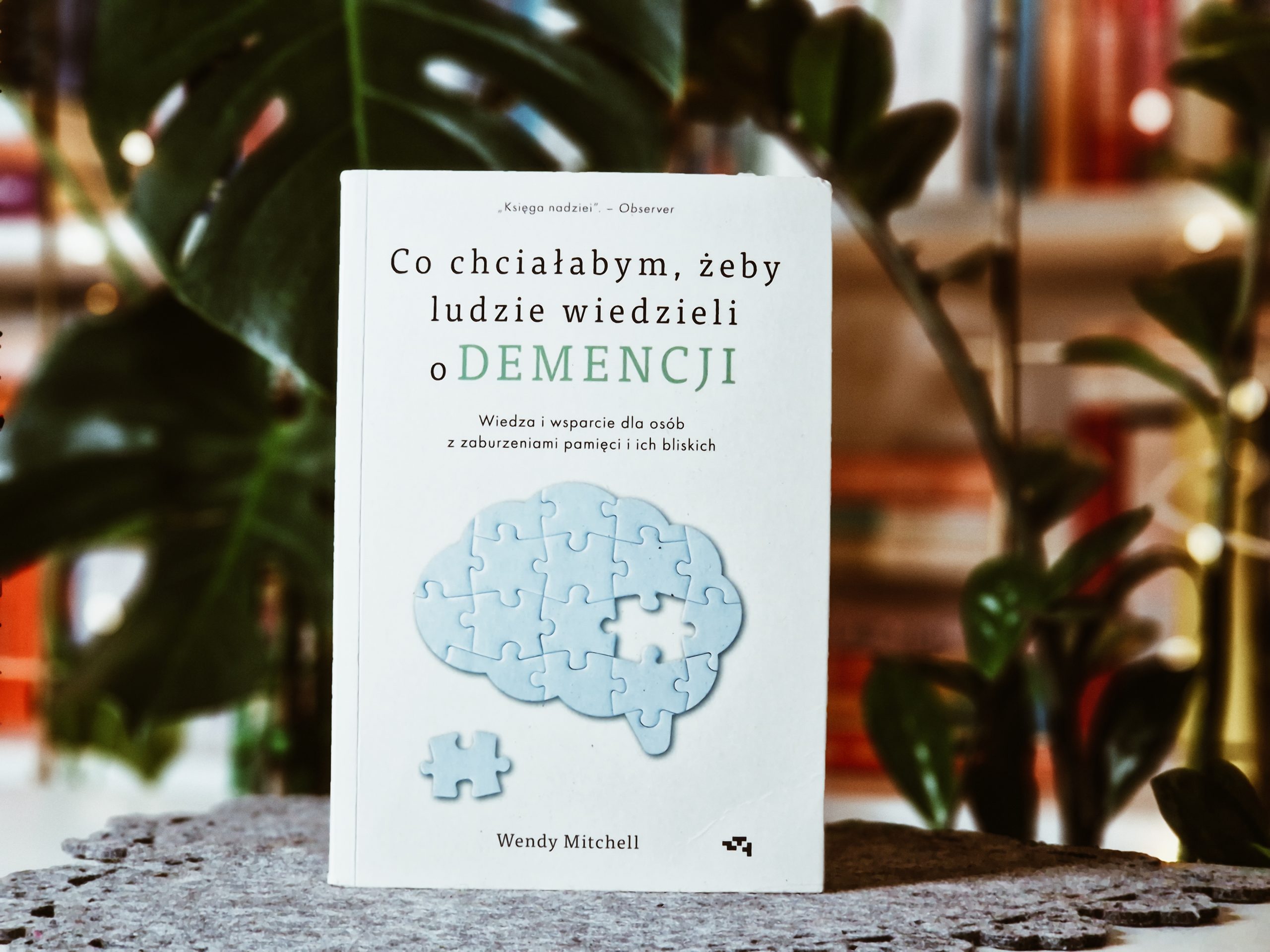 na zdjęciu znajduje się książka Co chciałabym, żeby ludzie wiedzieli o demencji – Wendy Mitchell