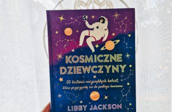 na zdjęciu znajduje się ręka trzymająca książkę kosmiczne dziewczyny Libby Jackson na białym tle