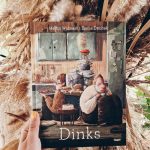 na zdjęciu znajduje się ręka trzymająca książkę dinks Martina Widmarka i Emilii Dziubak